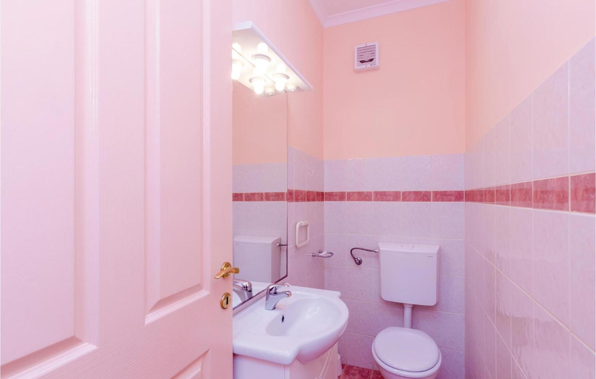 3 Bedroom Beautiful Apartment In Орашац Экстерьер фото