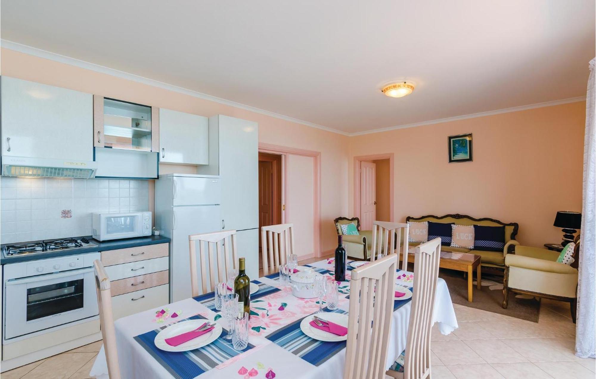 3 Bedroom Beautiful Apartment In Орашац Экстерьер фото