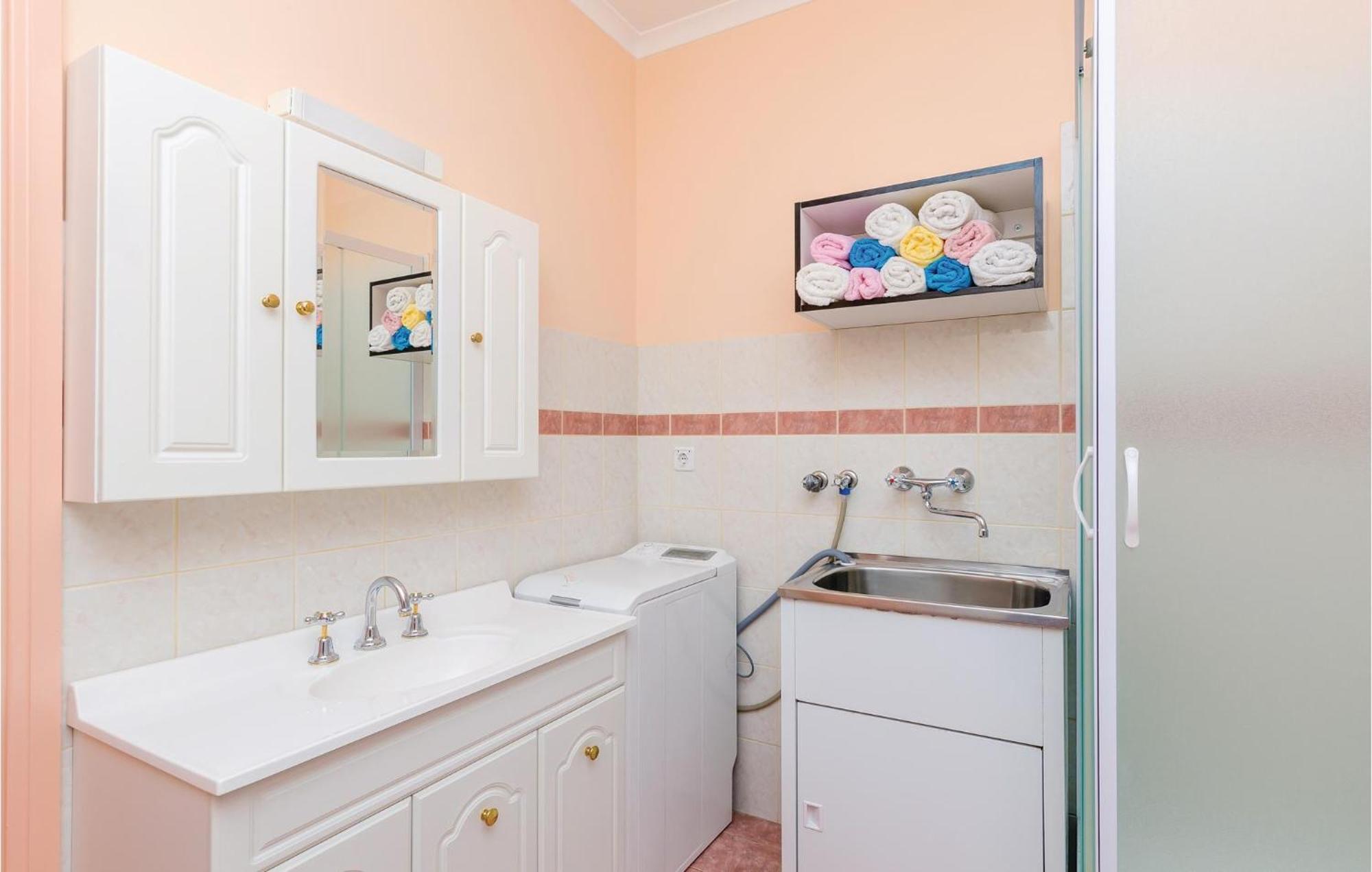 3 Bedroom Beautiful Apartment In Орашац Экстерьер фото
