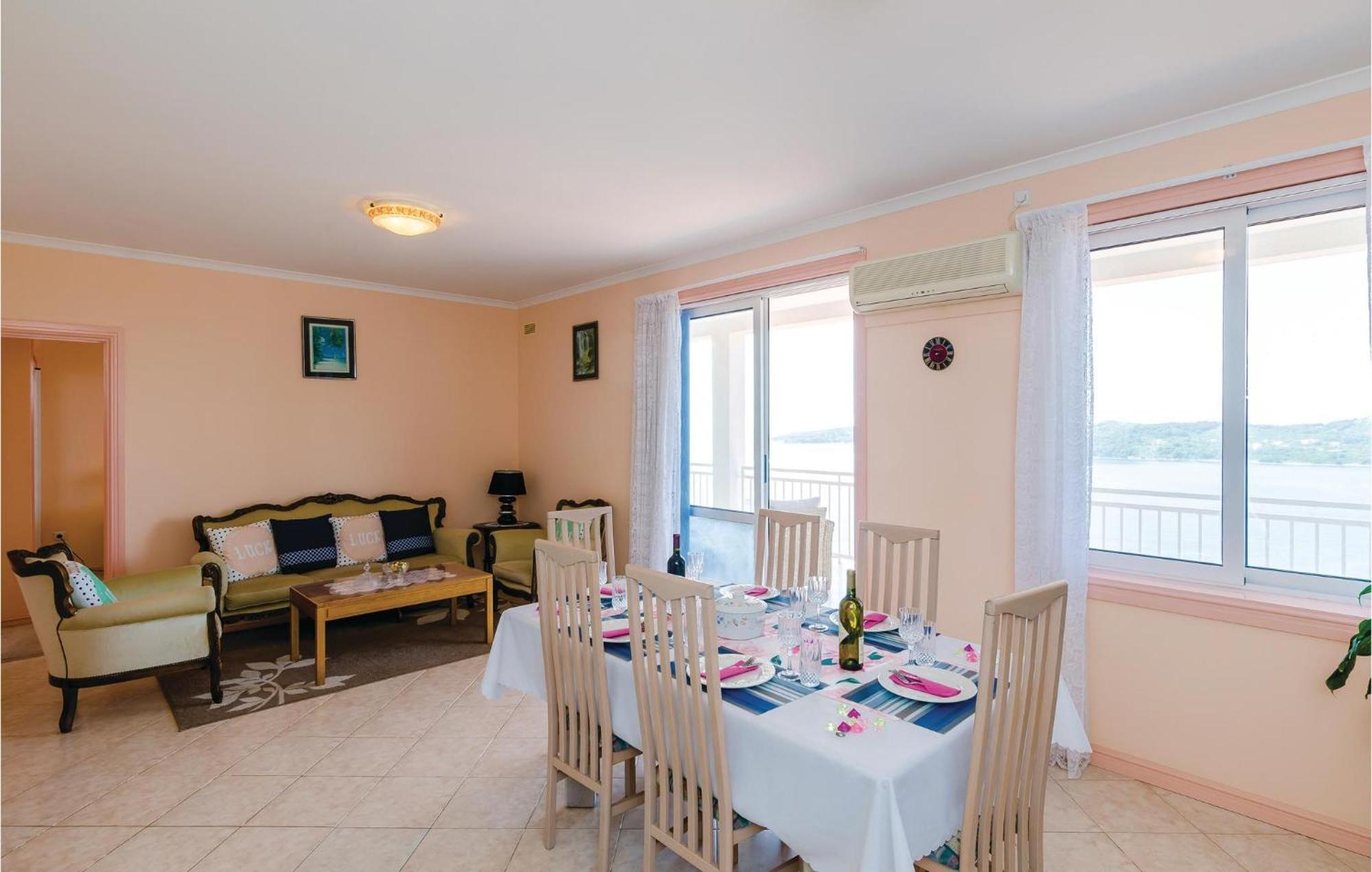 3 Bedroom Beautiful Apartment In Орашац Экстерьер фото