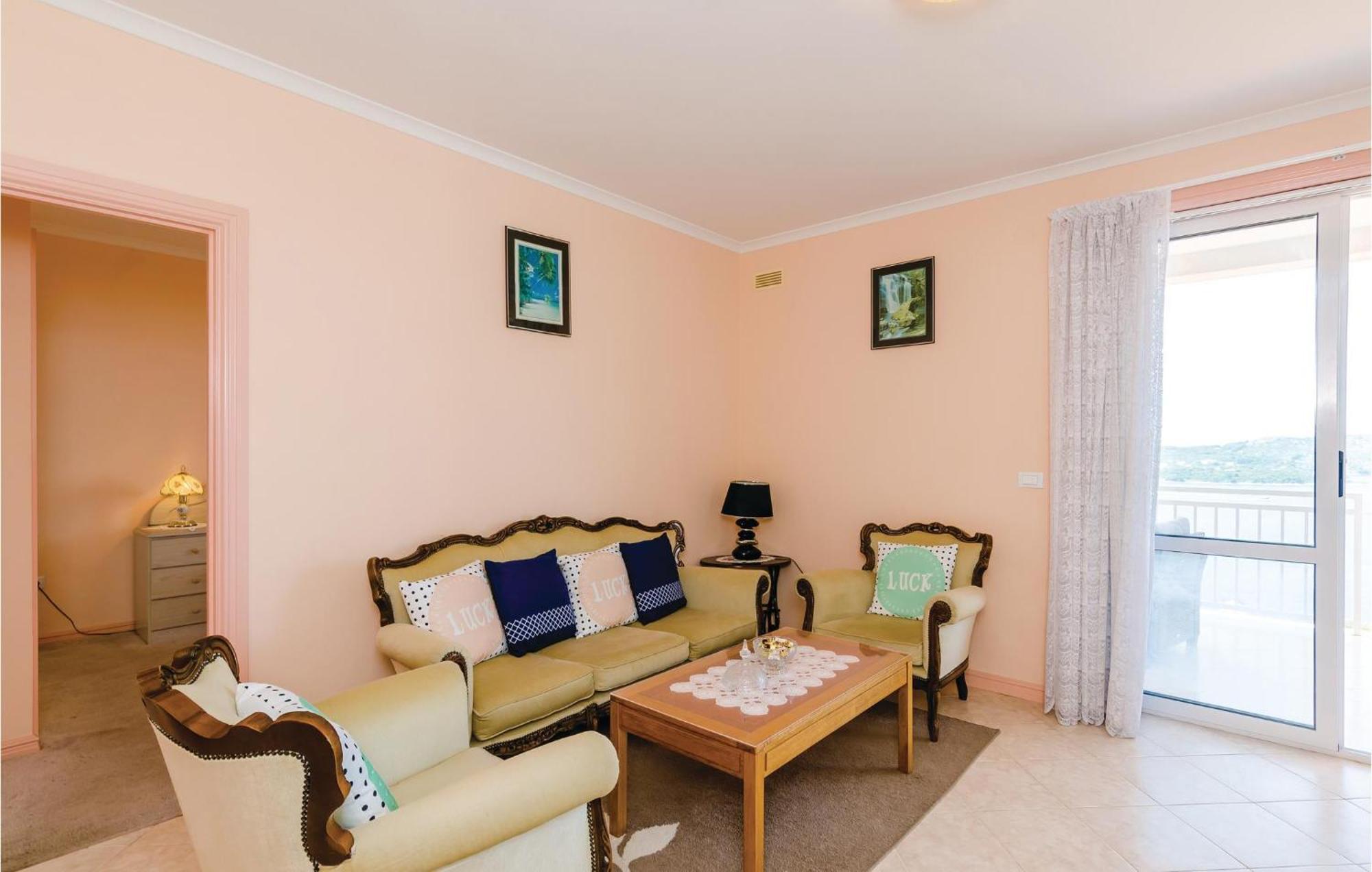 3 Bedroom Beautiful Apartment In Орашац Экстерьер фото