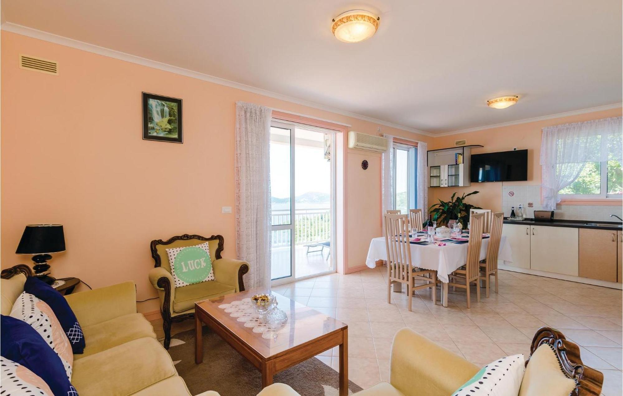 3 Bedroom Beautiful Apartment In Орашац Экстерьер фото