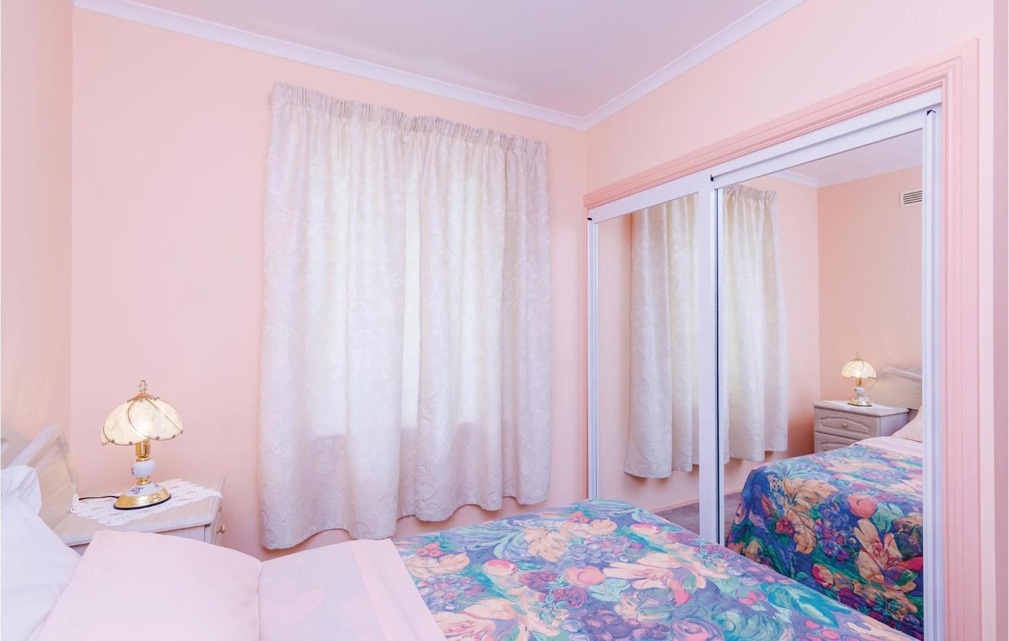 3 Bedroom Beautiful Apartment In Орашац Экстерьер фото