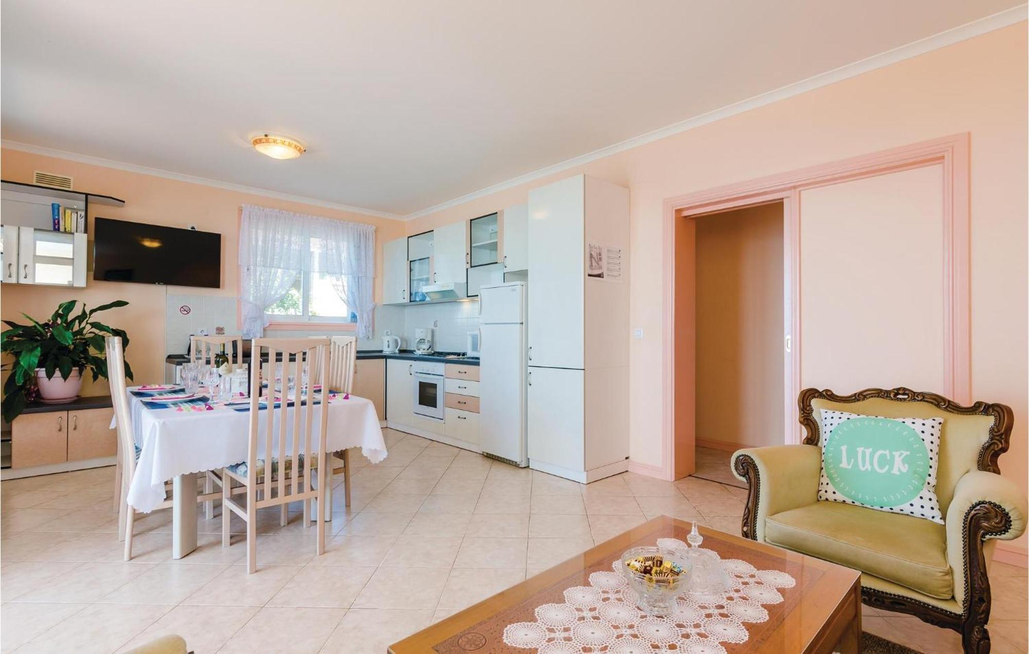 3 Bedroom Beautiful Apartment In Орашац Экстерьер фото