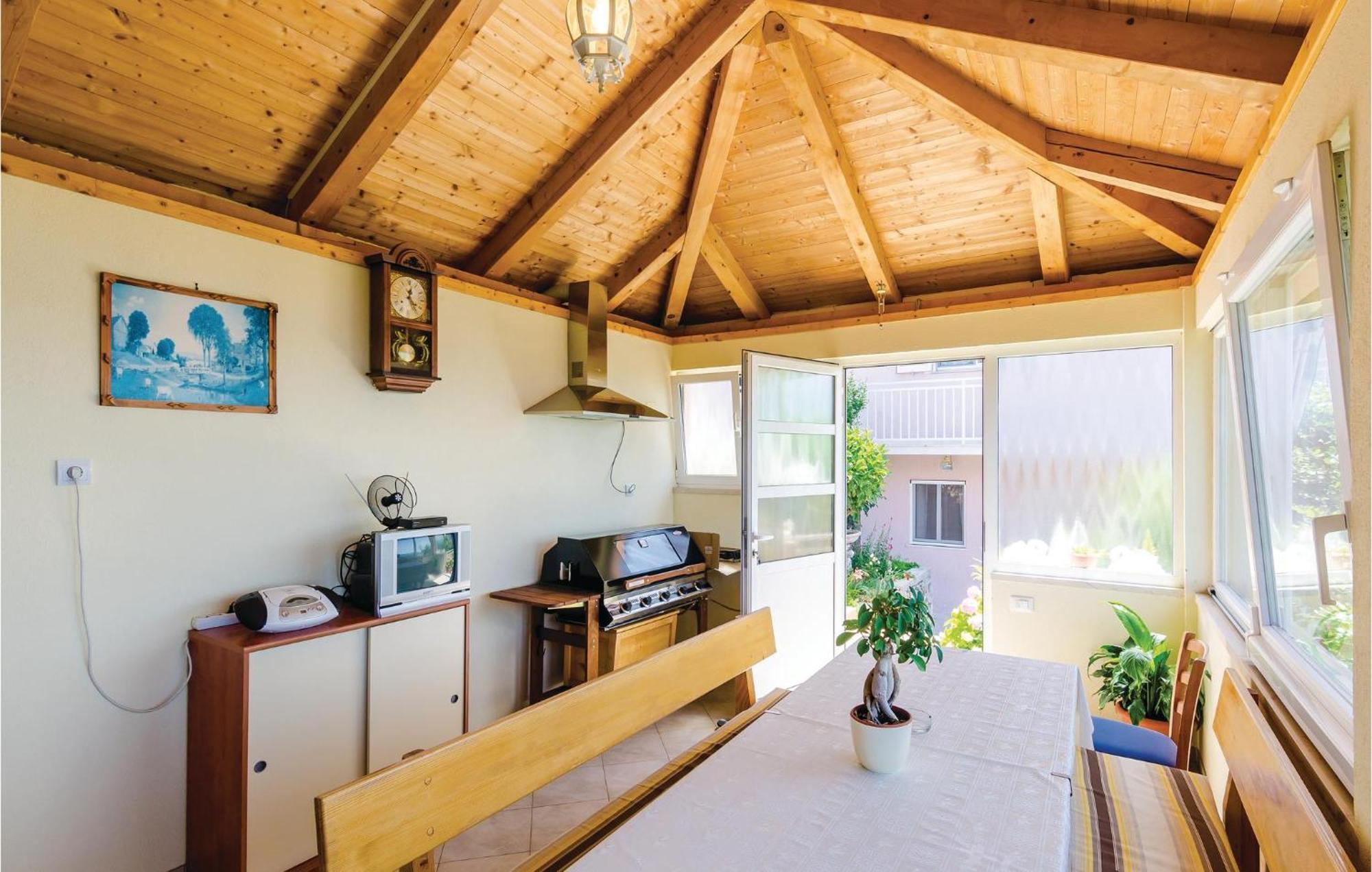 3 Bedroom Beautiful Apartment In Орашац Экстерьер фото