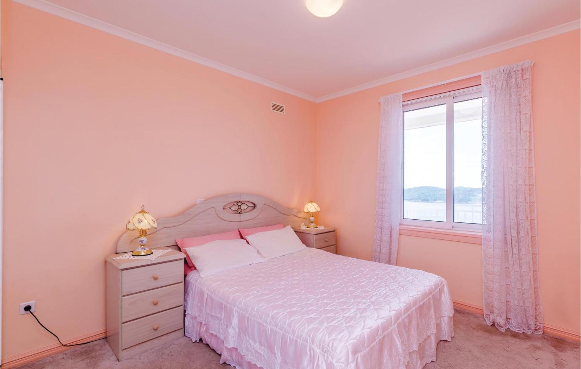 3 Bedroom Beautiful Apartment In Орашац Экстерьер фото