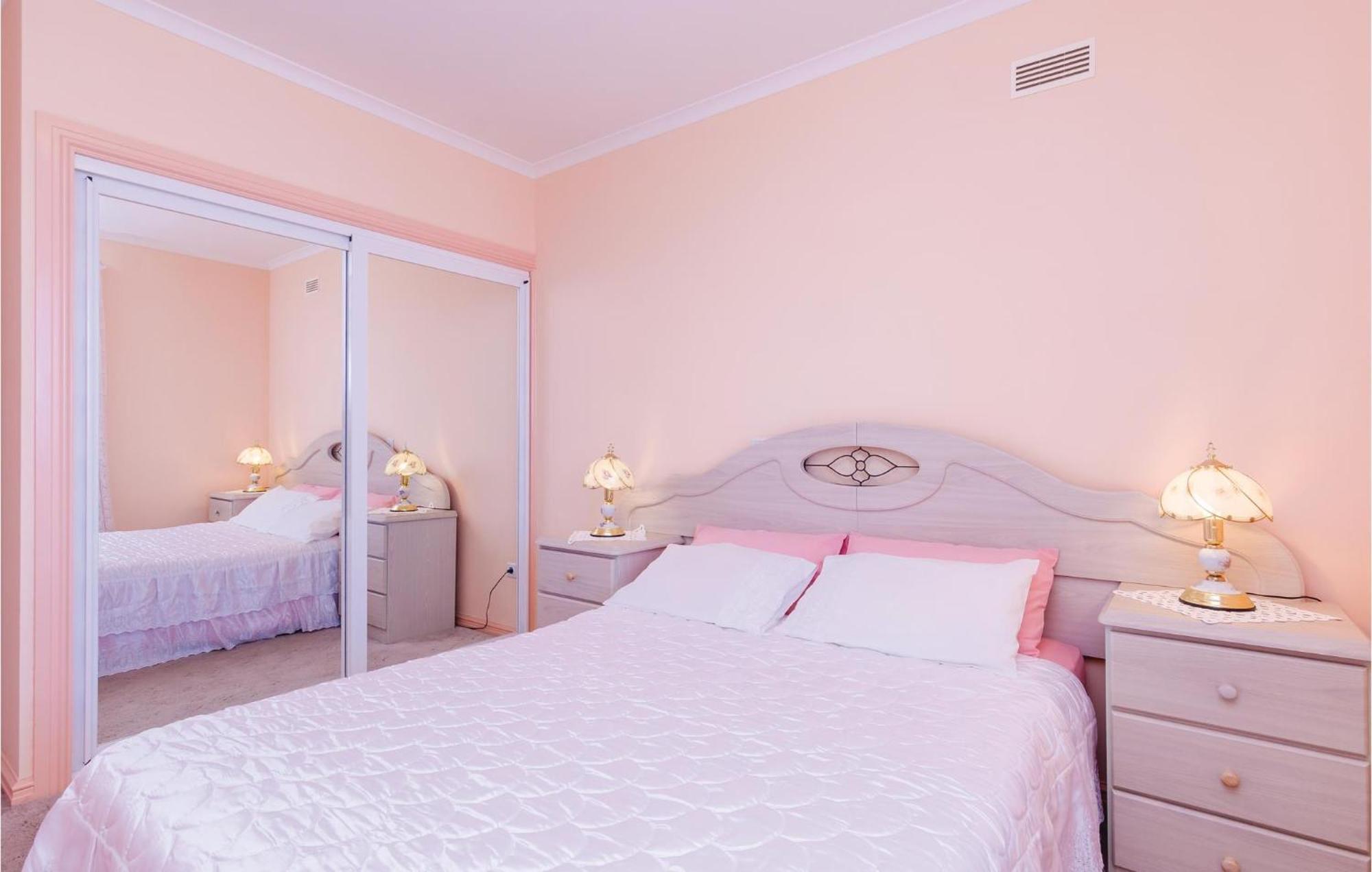 3 Bedroom Beautiful Apartment In Орашац Экстерьер фото